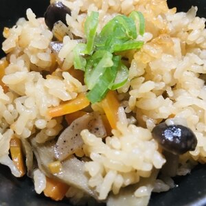 具だくさんの鶏モモ肉の炊き込みご飯